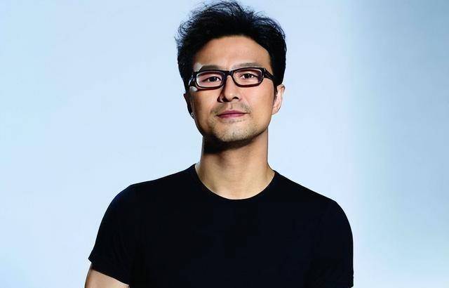 汪峰离婚后首次开演唱会，海报内容惹争议，网友：又有大瓜？

一月前，知名歌手汪峰