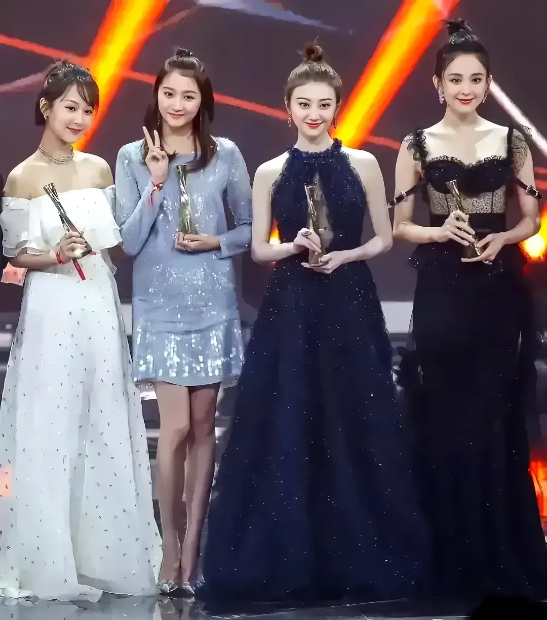 四位女明星同台领奖，你们认为哪个最美？

我本人只看了一眼就有结论了，右边第二位