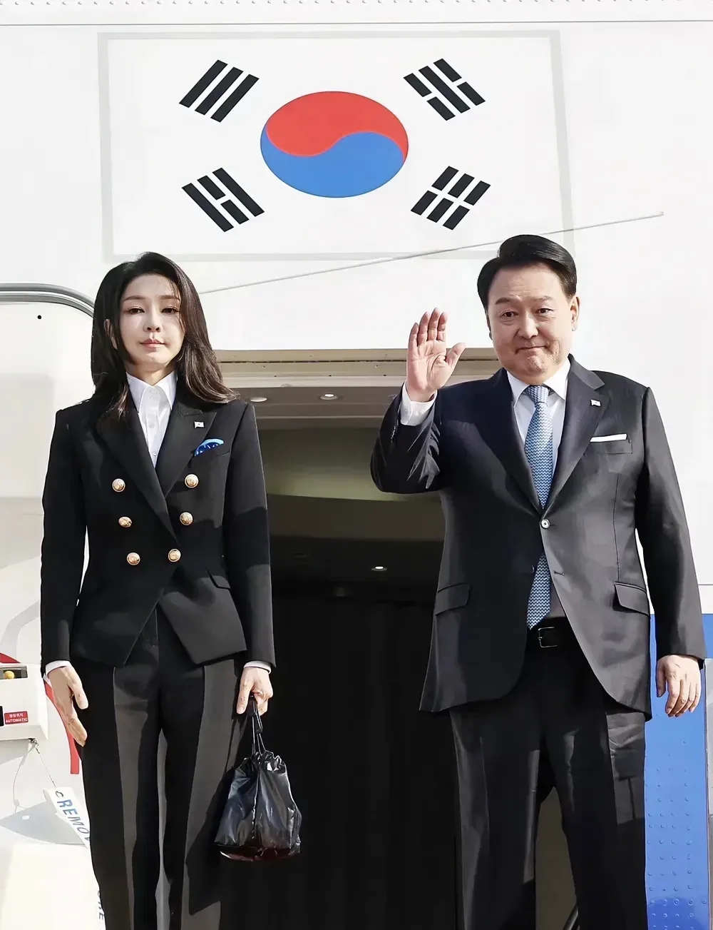 韩国总统尹锡悦这次又带着老婆去美国了，参加A PEC会议，韩国人自己都问了：韩国