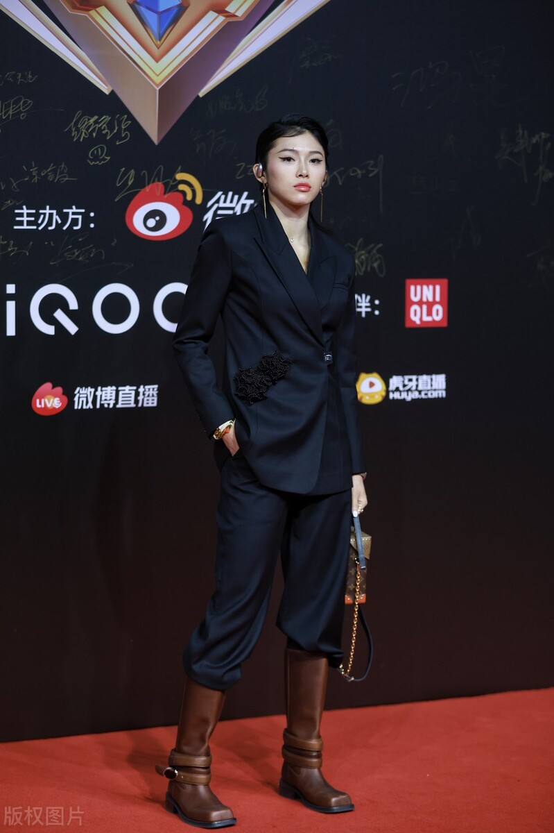 今天吴艳妮在北京出席活动，她这回穿了一身黑色的套装，看上去年轻又靓丽。
吴艳妮的