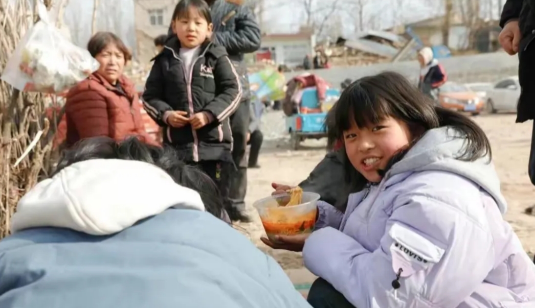 在甘肃临夏州积石山县发生6.2级地震后，众多演艺界人士纷纷伸出援手，为救援行动提