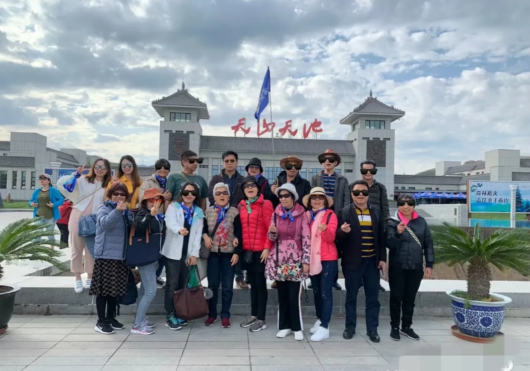 知道了，以后出去玩就报老年团，
有一网友不小心报了个老年团，全程便宜又好玩，
老