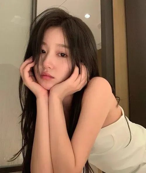 我是一个大龄剩女，今年34岁，我和一个年薪200万的老总相亲，我们聊的很愉快，吃