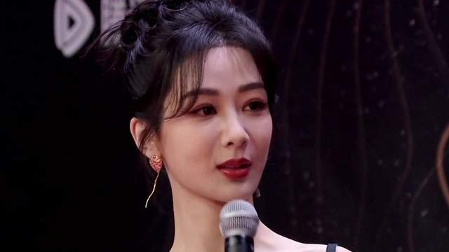 杨紫 星光大赏惊艳亮相！穿越时尚辉煌，时尚穿搭成为焦点