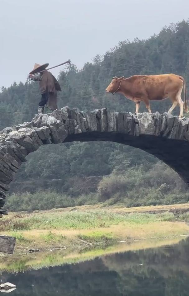 江西省婺源第一网红桥“三眼桥”，在婺源段梓乡，也叫”永济桥”，建于嘉庆十三年（1