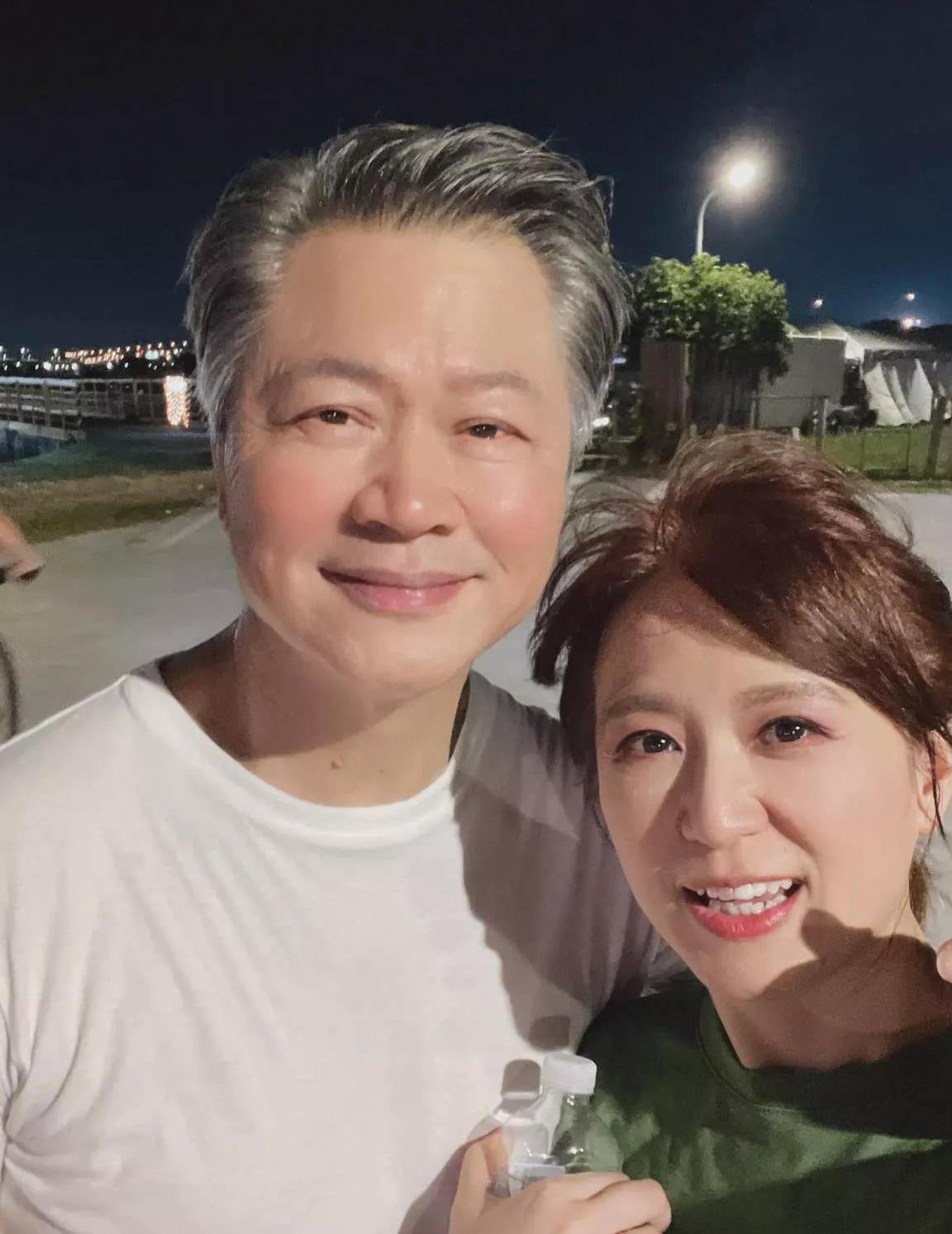 一个人到了60岁还能找到一位让自己心动的伴侣，真是幸运至极。周玉琴女士不仅外貌出