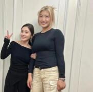 女篮队员李梦，与网红合影。照片中，李梦这体格不愧是搞体育的，这身材不是一般男人可