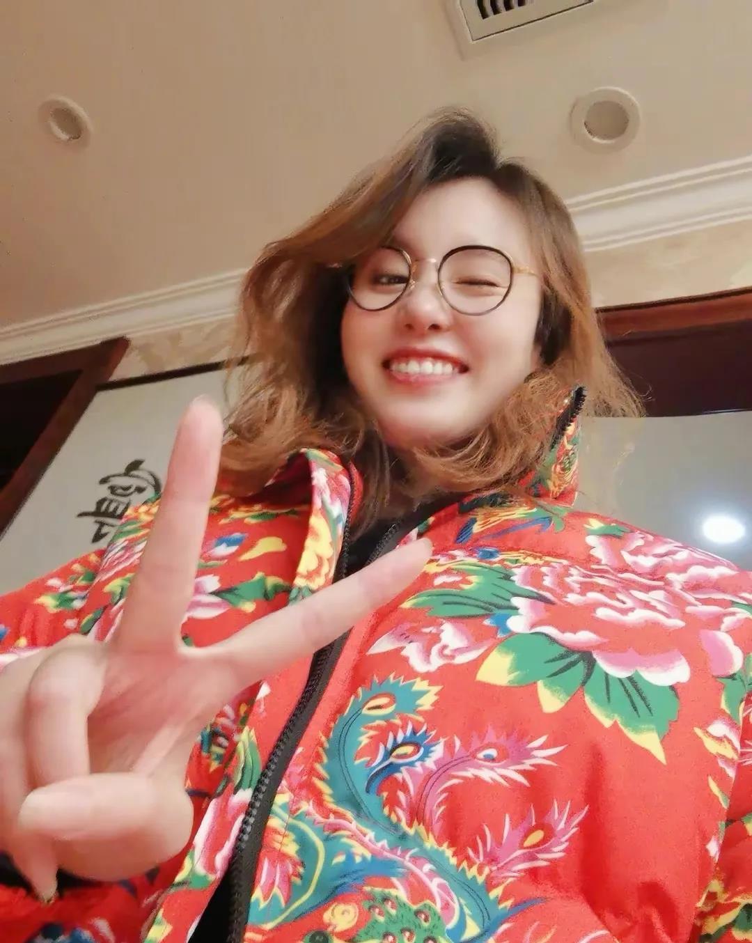 2月17日8时59分，傅园慧在长白山发博，说包了车被勒索了。半路加钱，各种理由加