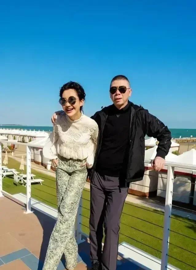 冯小刚，这肢体语言太明显了！[捂脸]他带许晴出国游玩，亲密地搂着许晴的肩膀也就算