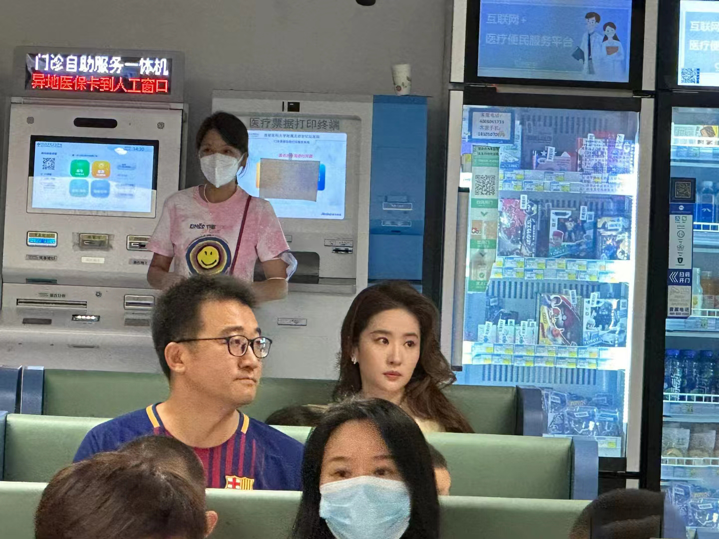 【刘亦菲医院被偶遇】
有网友在北京世纪坛医院偶遇刘亦菲拍戏，表示自己做雾化时候还
