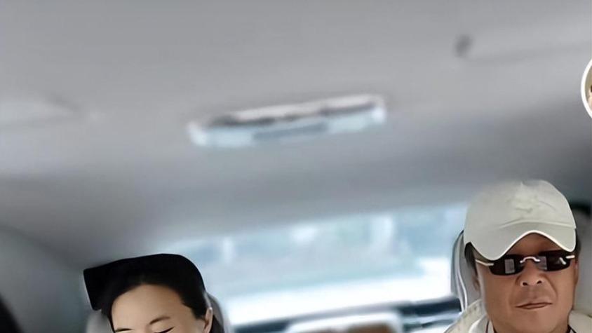 王楠46岁海南过年！短裤搀扶富豪丈夫，刻意掩盖千万翡翠手镯