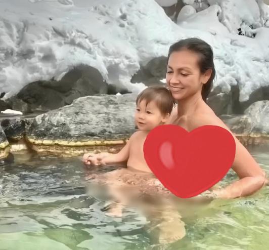 真刺激！香港名模一丝不挂和俩儿子泡温泉，网友：这不合适 近日，香港名模、影视女星