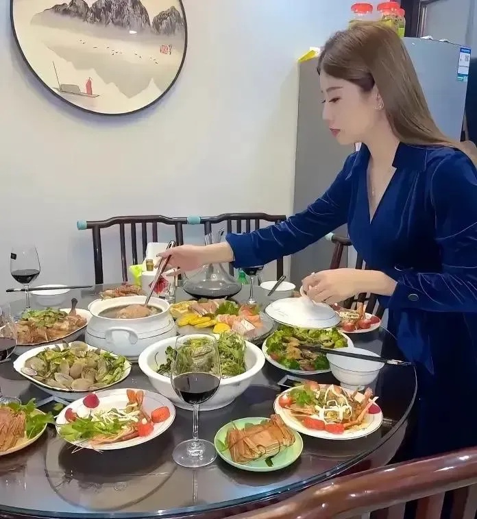 我同事突然辞职了，打电话问她，她却这样说：
我爷爷退休6700元
奶奶退休520