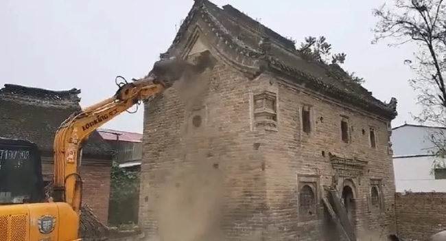 又一古建筑在这个地球上被抹去了，看到这样的视频，特别的痛心。明朝的老房子距今少说