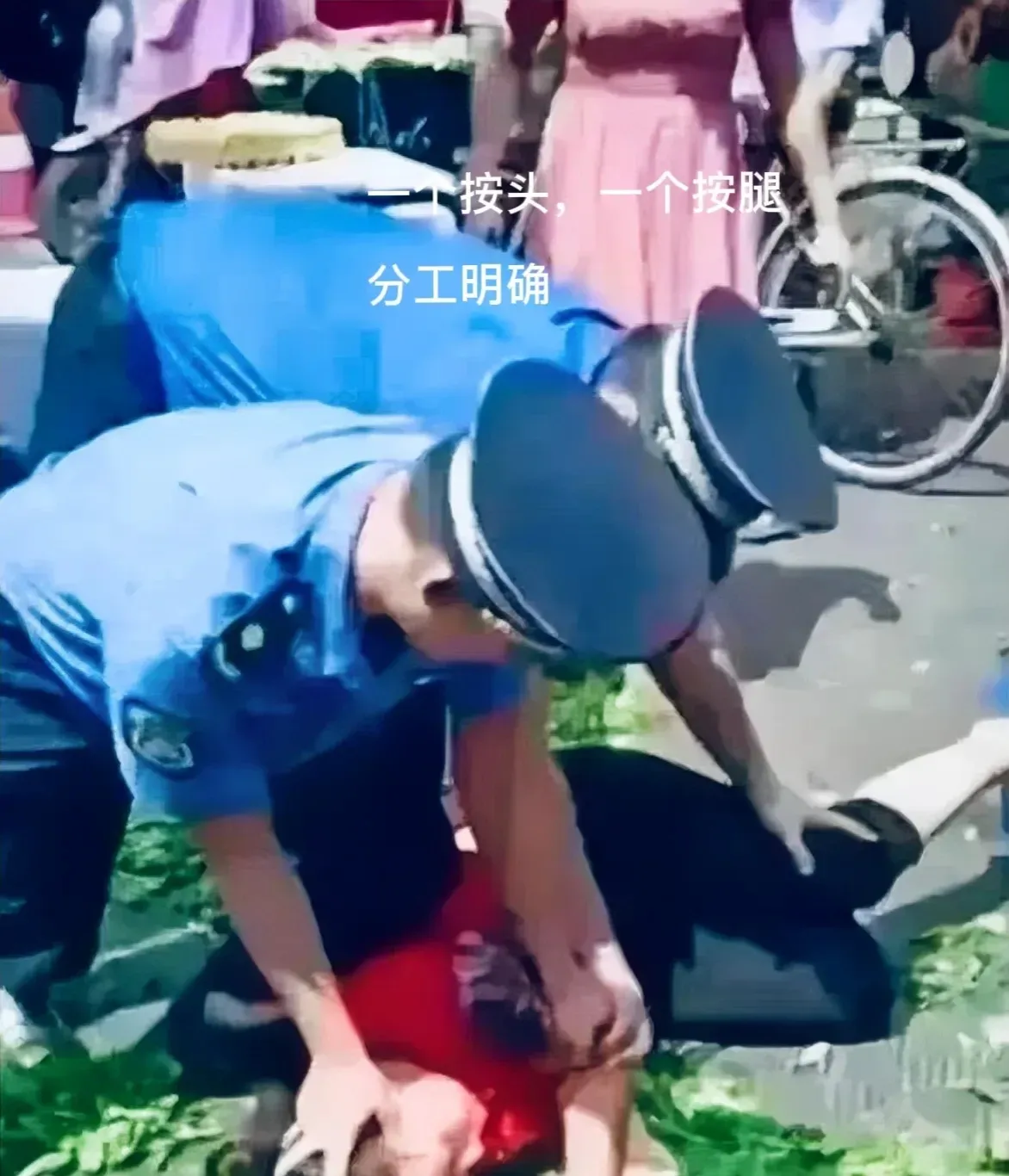 这张摄影作品在2023年度最佳摄影奖中脱颖而出。画面上，两名城管粗暴地制服了一位