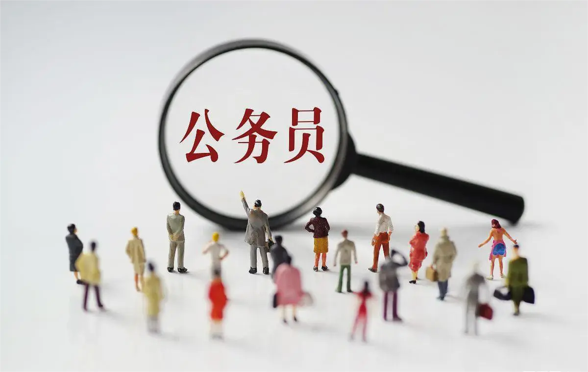 我堂妹用了两年考公，今年走运好不容易考入市公务员，在税务局上班，8月底去单位报道