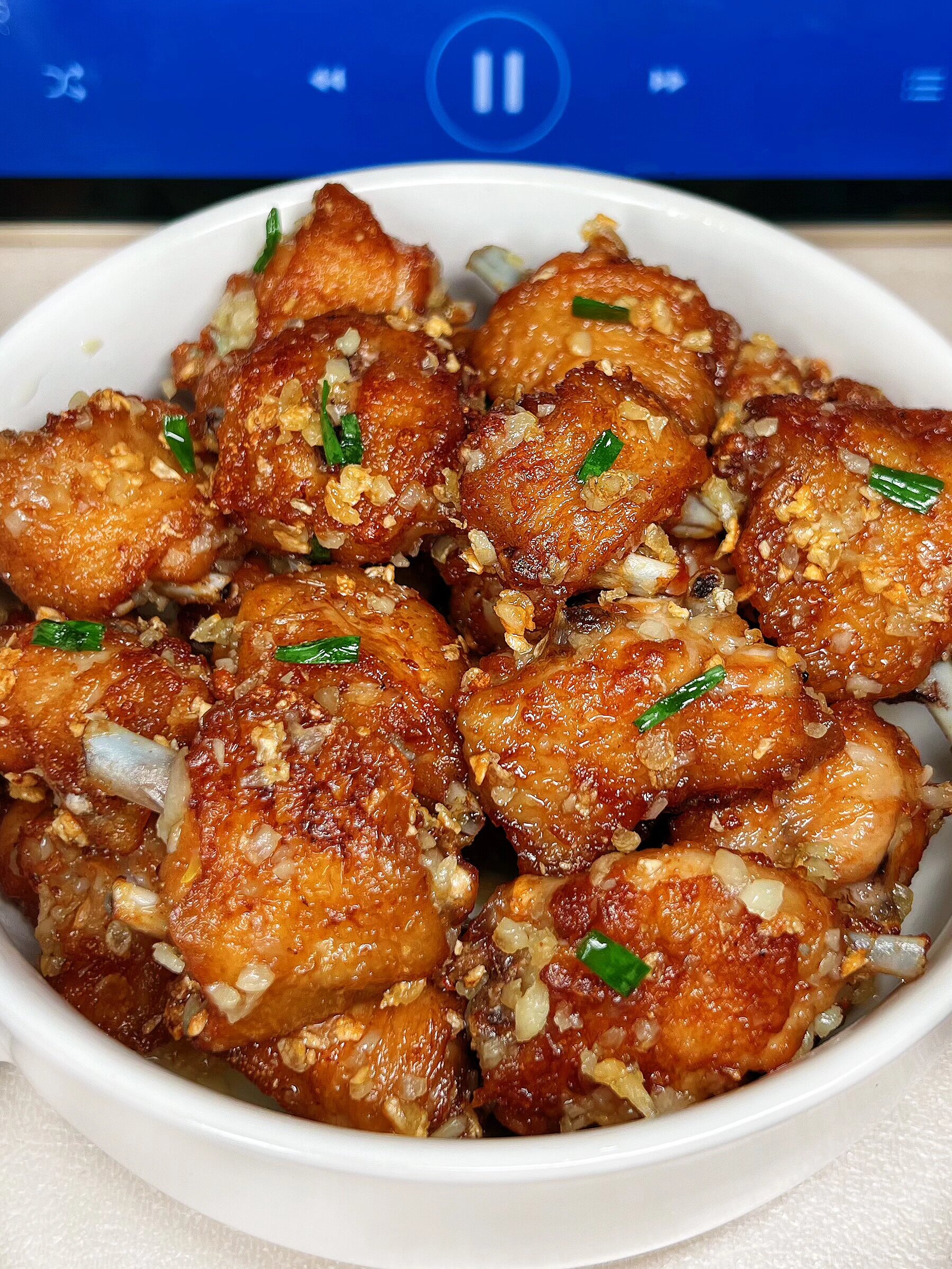 今天烹饪了美味的蒜香鸡翅。孩子们品尝后，纷纷称赞我的厨艺越来越精湛了。这道美食不