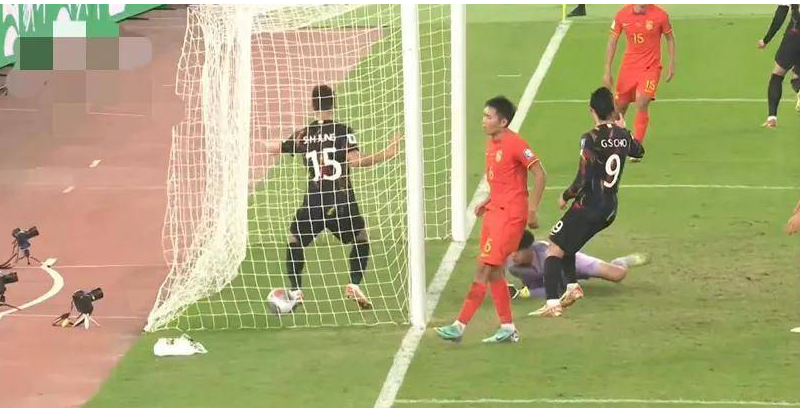 随着韩国3:0中国，给中国首发球员表现评分如下！

1、颜骏凌——表现评分5.9
