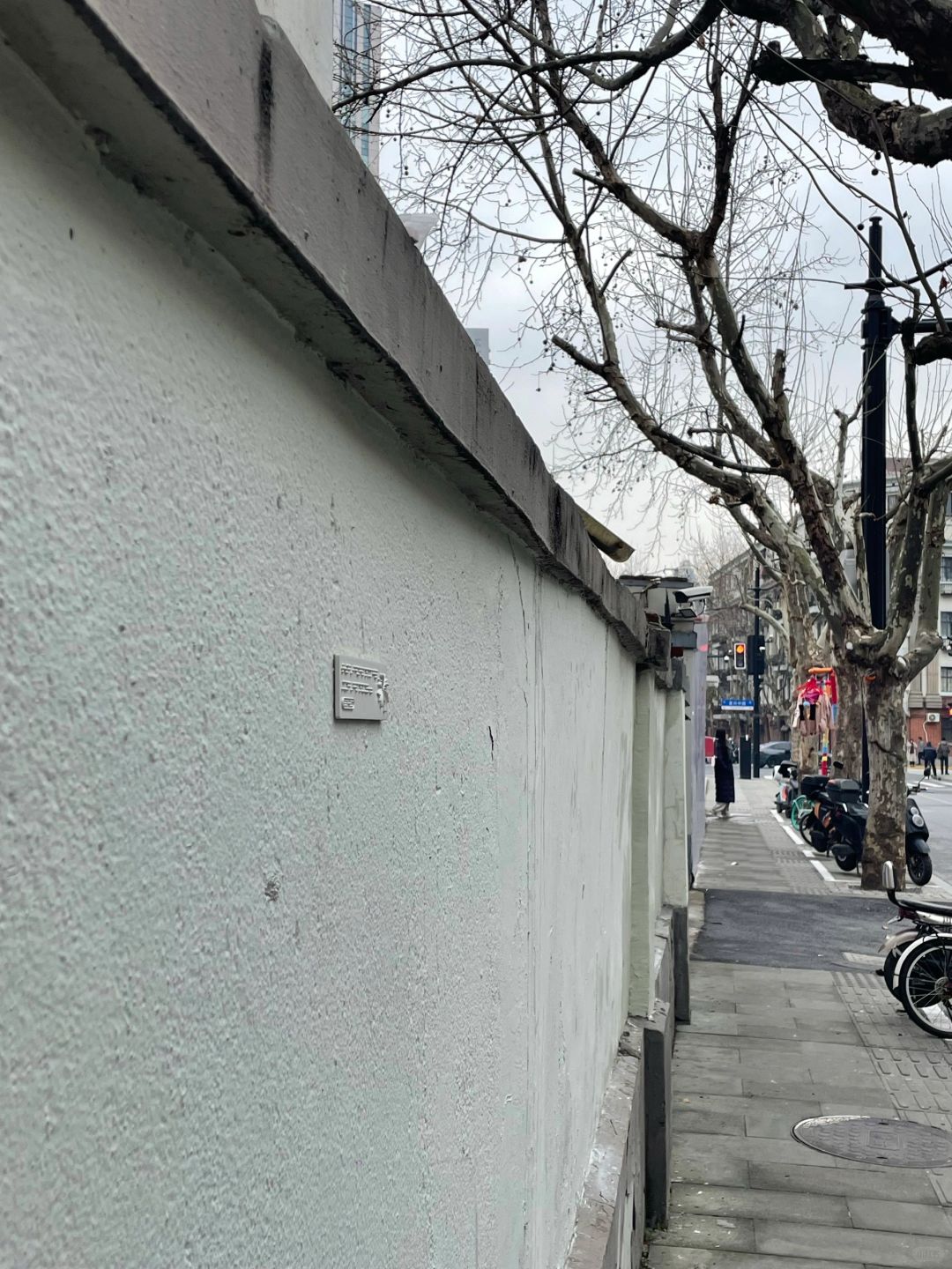 世界上最有温度的花
原来也可以不是花。
在淡水路烟花街遇到了这块小砖，贴在墙上，