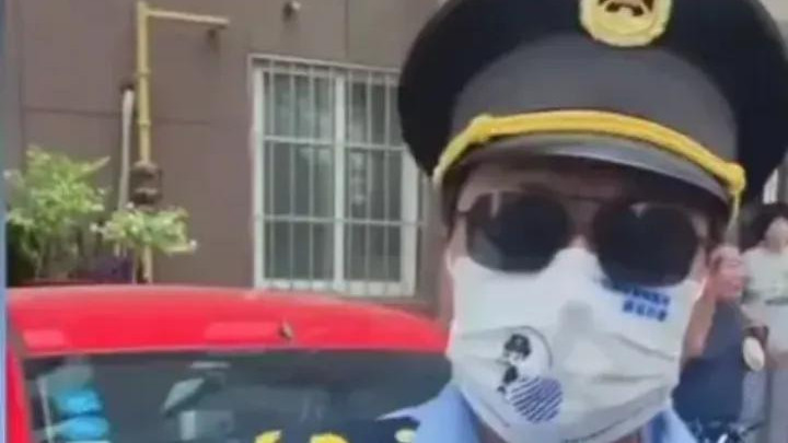 荒唐！河南洛阳，执法队员戴墨镜戴口罩，进小区拖车，引起众怒