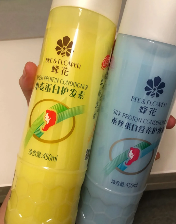 蜂花带着国货，像是一个衣着破烂的将军举着国旗，身后一个个久别战场的士兵们露出了头