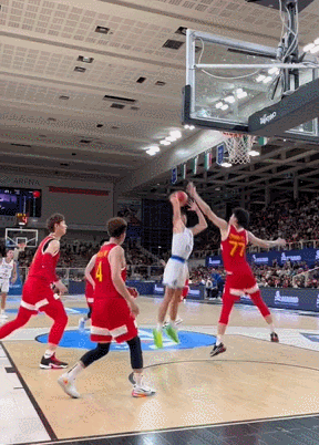 隔扣张镇麟！不得不说这球确实帅啊~
中国男篮61-79不敌意大利男篮一役，对方5