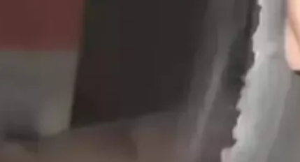 浙江杭州，窦先生到一家洗车店洗车，趁着店员不注意，就拿了一瓶玻璃水加到了车子里面