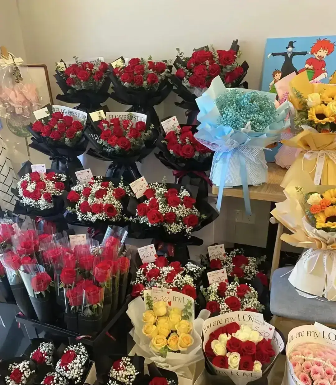 今年情人节彻底凉凉了！
一个花店老板说，进了5万块钱的鲜花，心思大赚一把。谁成想