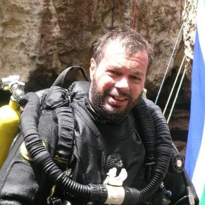 004年，澳大利亚潜水员戴夫，成功潜入深达283米的布须曼洞穴，不料在洞底，他发