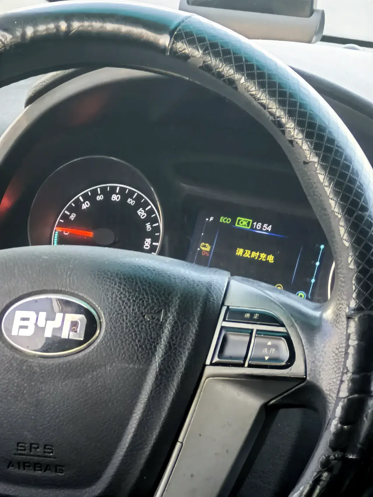 去机场路上，总觉得网约车速度慢，瞄了一眼仪表盘，不禁吸了口凉气