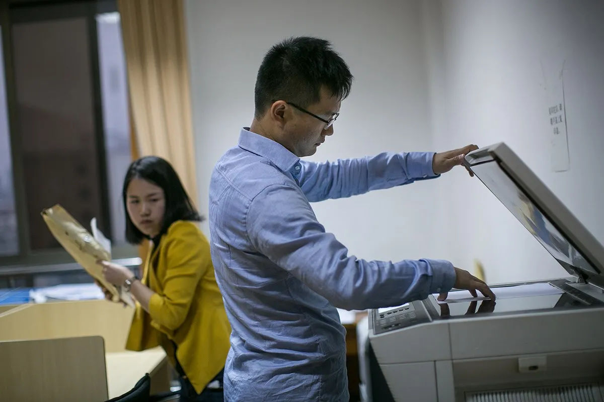 去年我表弟在211大学毕业，刚毕业就收到了一份外企的聘书，每月的薪水在三万元左右