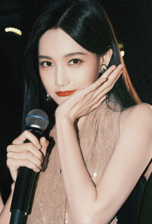 李一桐真是温柔甜妹界天花板，是爱豆歌手桐！
又甜又辣，美女怼脸对小咪眼睛太友好了