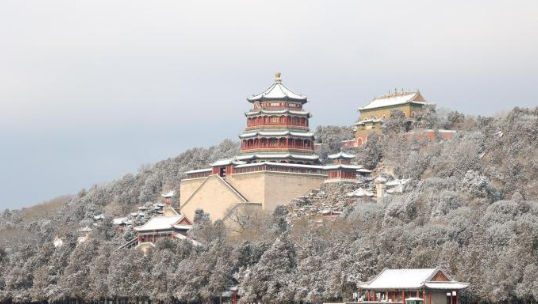 今冬北京首场明显降雪。
记者从北京市公园管理中心获悉，截至11日12时，北京市属