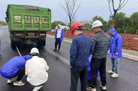 小李在面试时表现出了出色的能力，他的专业知识和技能让公司领导们对他寄予了厚望。因