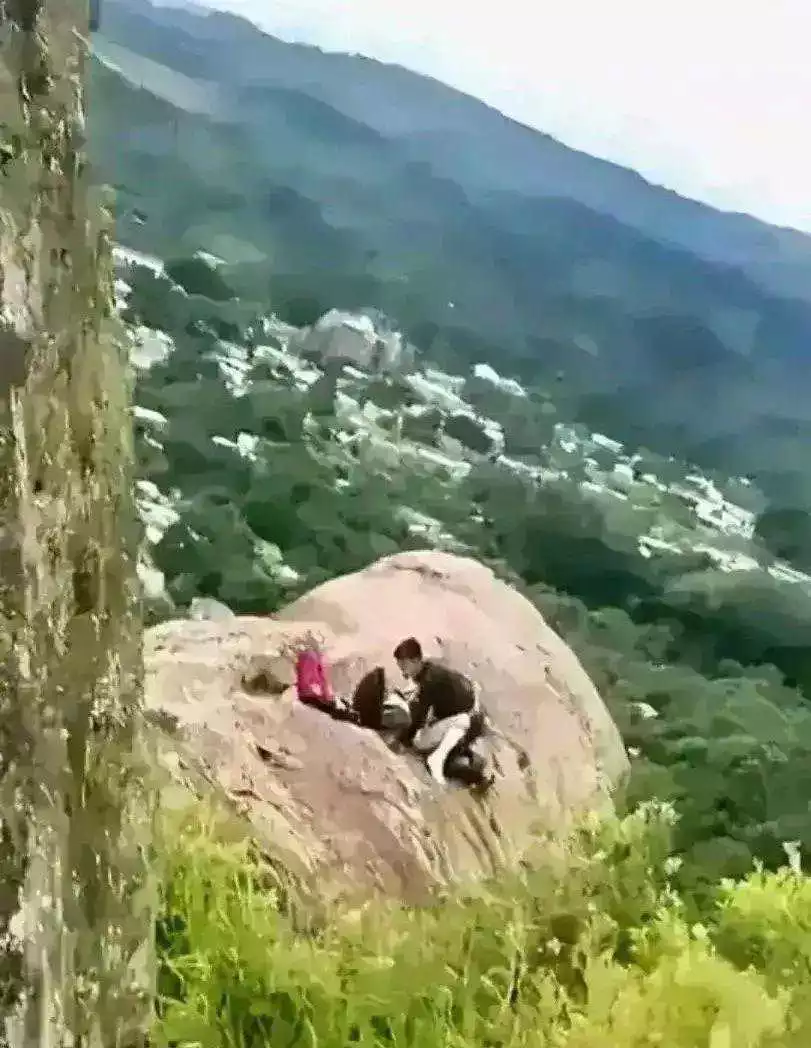 今天爬山看见一对小情侣在忙事情，要不要吼一嗓子？