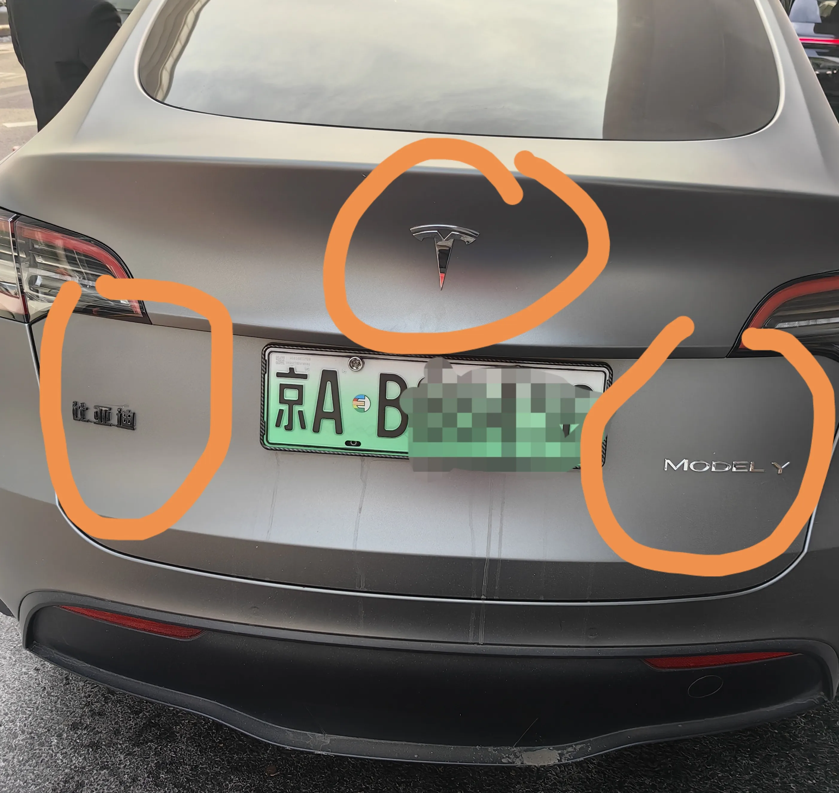 今天去火车站，叫车居然是辆特斯拉，原来的车主经济压力下开滴滴了，而且值得注意的是