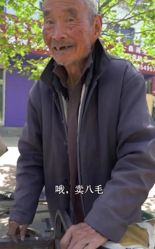 心酸又感动！94岁大爷为了生活，在路边卖自家鸡下的鸡蛋。男子看他可怜，就问大爷怎
