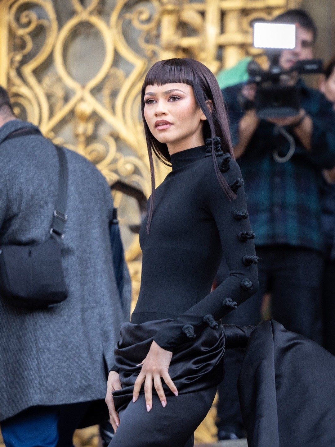 赞达亚（Zendaya）亮相巴黎时装周看秀，黑色礼服造型slay全场！