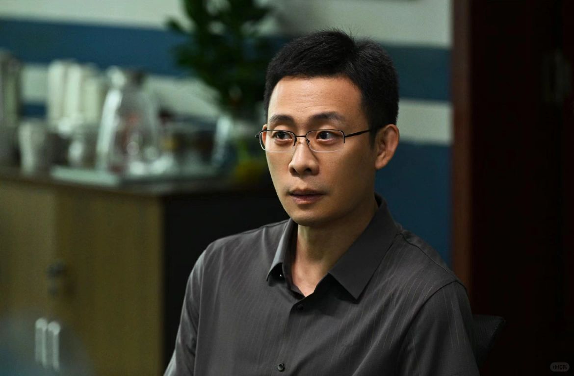 脆皮缺钙爱报警的张主任
人设很讨厌 但张译招人喜欢😂
他应该少演一些正义的角色