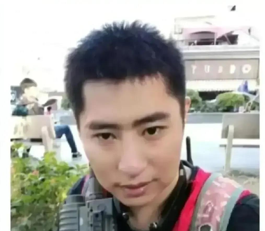 就是这个恶魔老师，残忍的拿钢化玻璃的三角板将9岁女孩头骨打碎，脑浆都出来了。

