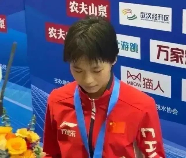 全粉越来越操心，今天安排郭晶晶当全红蝉干妈，现在又安排郭晶晶查8分裁判。你们为全