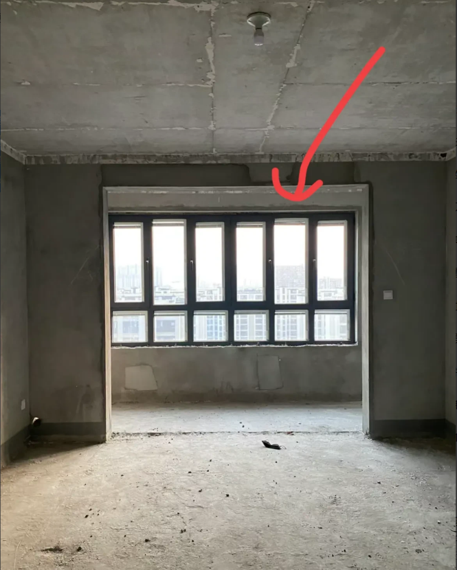 表妹的房子昨天交房，当我和表妹一起去新房验房的时候，我和表妹直接被这大厅里朝外开