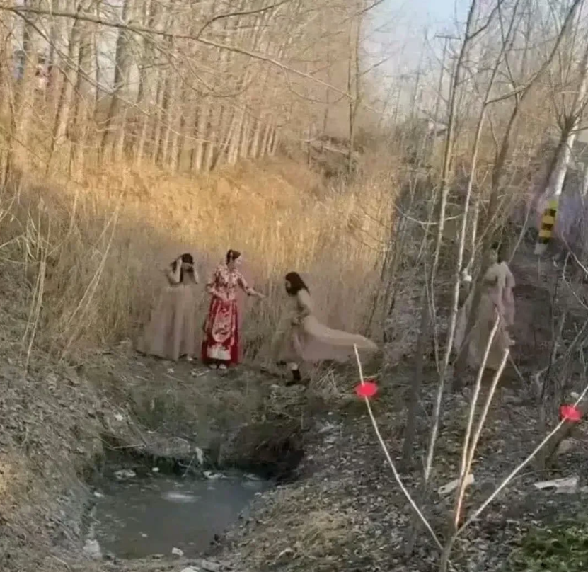 年轻人越来越会玩儿了，不知道是摄影师的主意还是新娘子的坚持，到这个地方进行婚礼跟