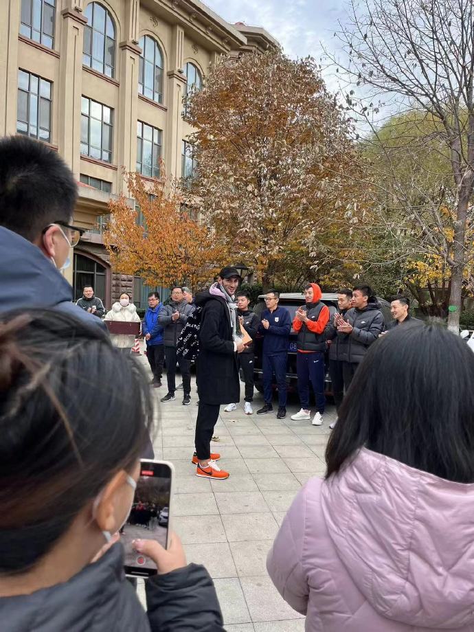 11月29日，费莱尼终究还是离开了。

费莱尼正式离开了中国职业足球超级联赛的山