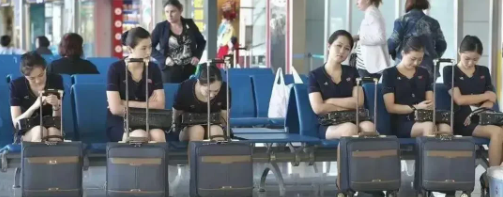 据说这是朝鲜精心挑选出来的空姐，大家觉得漂亮吗?
