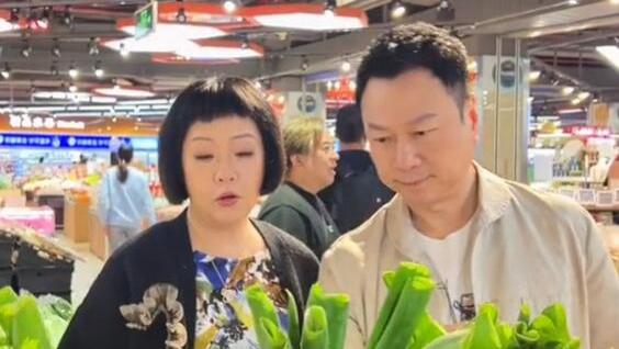 黎耀祥陪妻超市买无人识菜！小媳妇穿开衫短裤打扮清凉，五官圆润有旺夫相