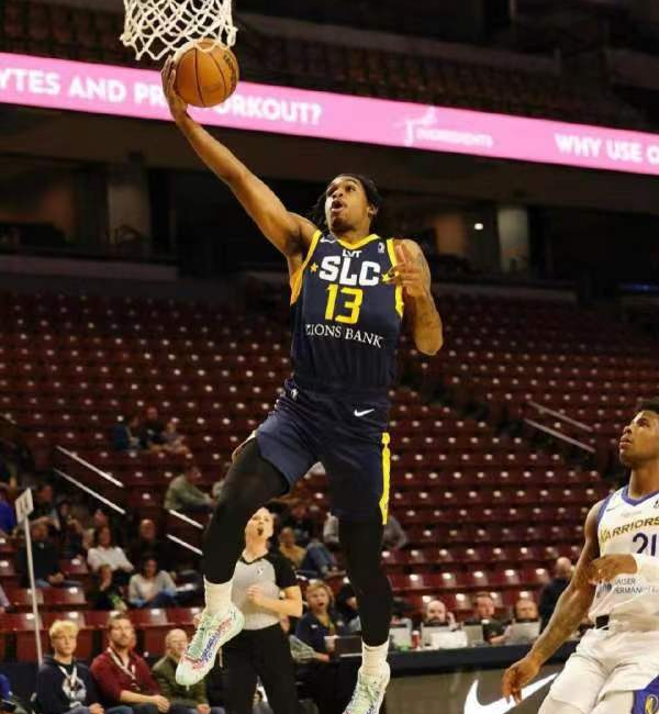 今天爵士队发布了一则消息，他们决定裁掉前火箭球员约什-克里斯托福，在本赛季托福已