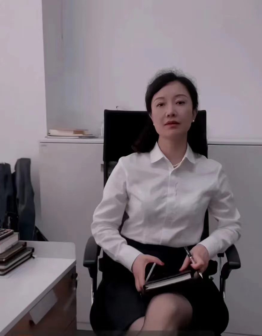 我们单位一把手是一位女领导，别看她是女的，处理事情可是老辣了。
单位今年要提拔一