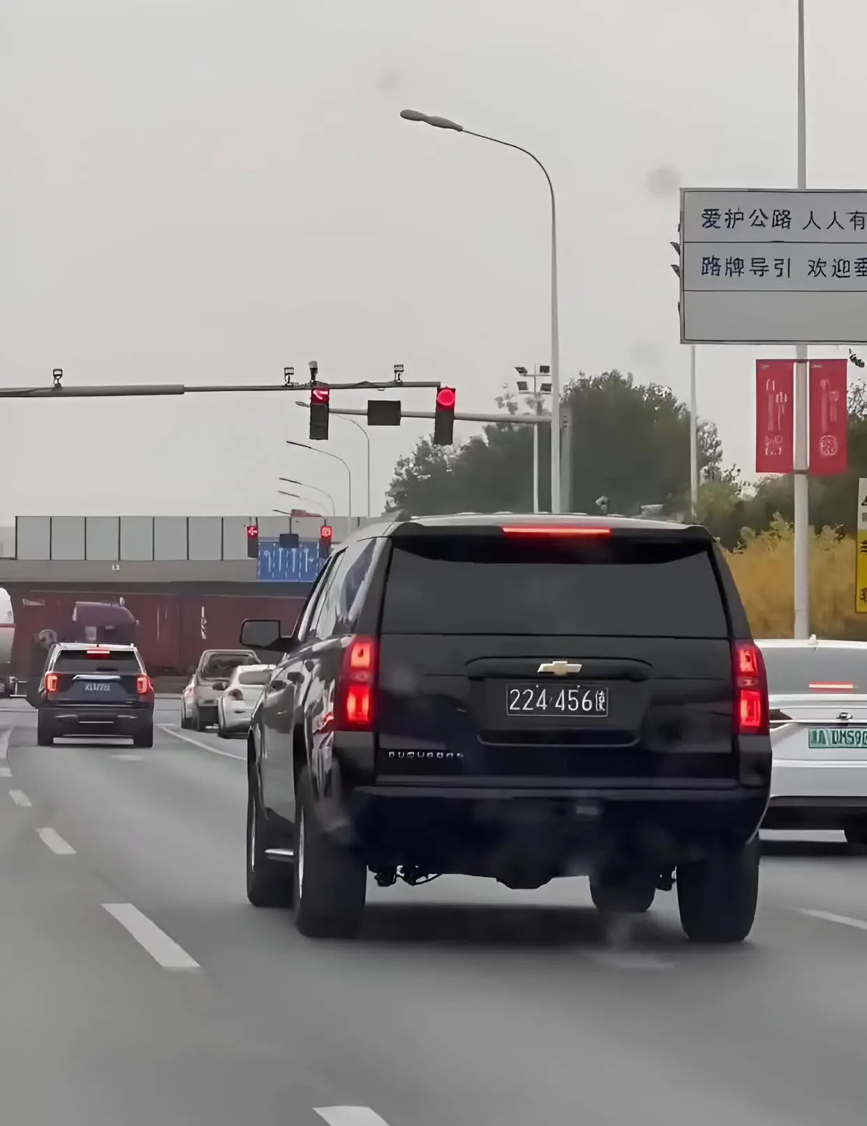 这是我第一次见到如此独特的车牌。这个车牌代表着什么含义呢？