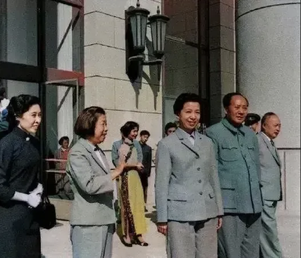 一张毛主席与领导同志欢送外宾的合影引起了广泛关注。毛主席，作为中国的伟大领袖，他